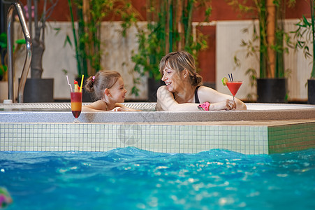 游泳池的放松 好玩的 水池 爱 婴儿 活动 享受 家庭图片
