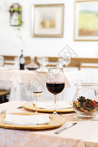 餐厅 桌子 白酒 含酒精的饮料 葡萄酒 关注前景背景图片