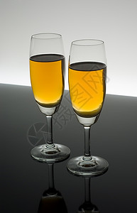 来两杯香槟 酒精 香槟色 元旦 倒数 玻璃 派对 水晶图片