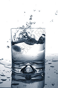 冷却水 生活 喷 静物 冰块 飞溅 喷口 乐趣 杯子图片