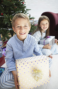带礼物的快乐儿童 男生 在家里 孩子们 5-6岁背景图片