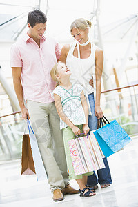 购物商场的家庭购物 可爱的 女儿 成人 现金 父母 购物者图片