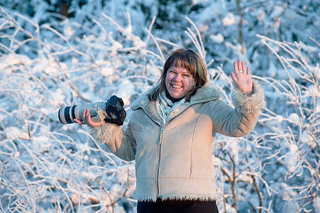 带照相相机的妇女 季节 一月 乐趣 围巾 冰 滚雪球背景图片
