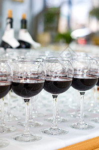 红葡萄酒杯 选择性焦点背景图片