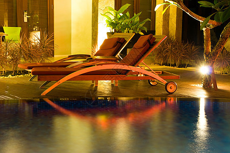 在游泳池旁边 夏天 奢华 温泉 假期 时间 椅子 休息图片