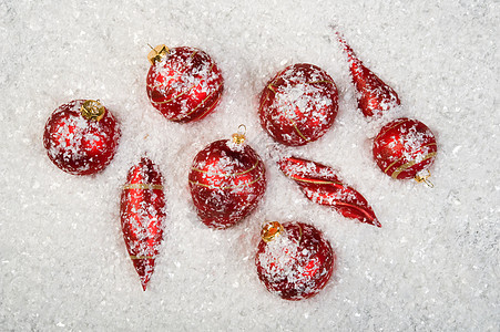 雪中圣诞装饰品的图像 金子 传统 蓝色的 玩具图片