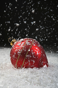 雪中圣诞装饰品的图像 树 金子 庆祝 传统 松树图片