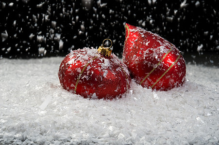 雪中圣诞装饰品的图像 庆典 圣诞节 传统 树 冬天图片