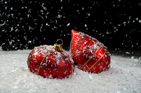 雪中圣诞装饰品的图像 松树 玩具 闪耀 雪花 庆典图片