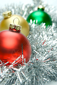 圣诞礼服 绿色的 白色的 树 球 喜庆的背景图片