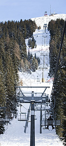 意大利多洛米特的滑雪电梯 滑雪板 举起 蓝色的 冬天图片