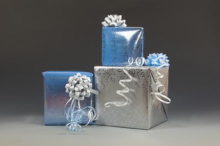 蓝色和银色圣诞礼物 生日 奶油 假期 灰色的背景图片