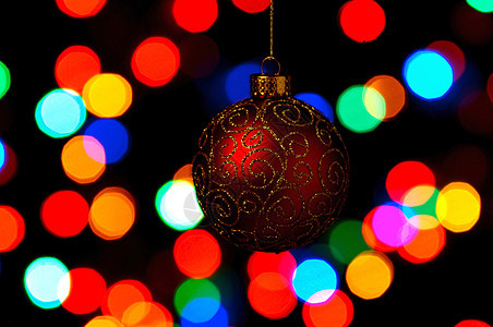 一幅充满多彩背景的圣诞装饰品形象 圣诞节 松树图片
