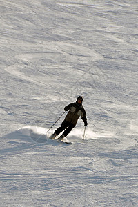 雪雪粉雪中的滑雪者 成人 活动 山 旅行 高的 男性图片