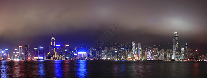 香港夜空天线的全景 有雾图片