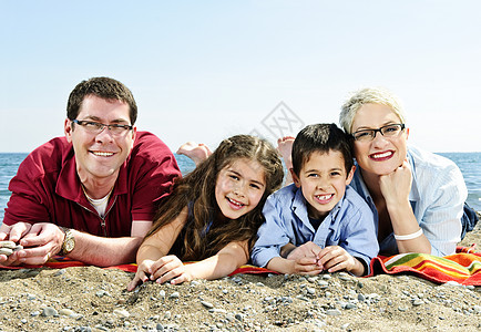 在海滩快乐的一家人 孩子们 幸福 水 眼镜 放松图片