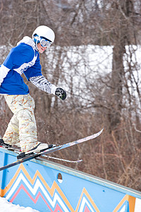 铁路的干燥 爬坡道 滑雪者 青少年 危险的 季节 男人 风镜图片