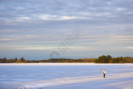 滑雪 娱乐 湖 健康 女孩 冬天 速度 池塘 活动图片
