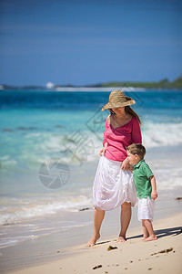 家庭假期 儿子 海岸 白色的 幸福 团聚 妈妈 支撑图片