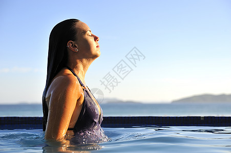 在游泳池里放松 边缘 快乐的 温泉 喝 美丽 天堂图片