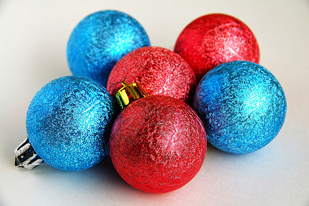 红色和蓝色的圣诞节泡图片
