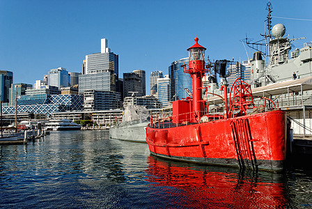 澳大利亚悉尼港的红船 海洋 蓝色的 建筑物 云 歌剧图片