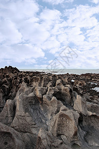 灰色海滩岩层形成图片