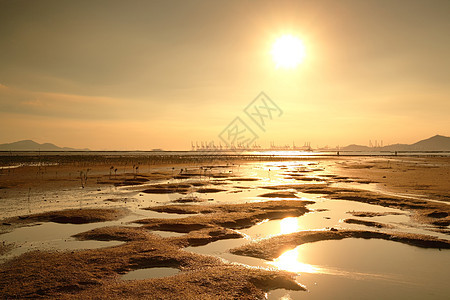 海岸日落 石头 晴天 假期 海滩 反射 云 美丽的 泰国图片
