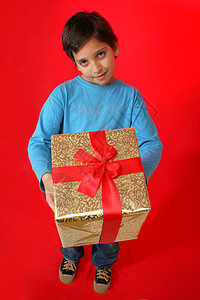 有圣诞礼物的男孩 压痛 快乐的 丝带 假期 喜悦 金子图片