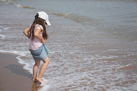 海滩上的小女孩 手臂 夏天 裙子 帽 测试 孩子 泡沫图片