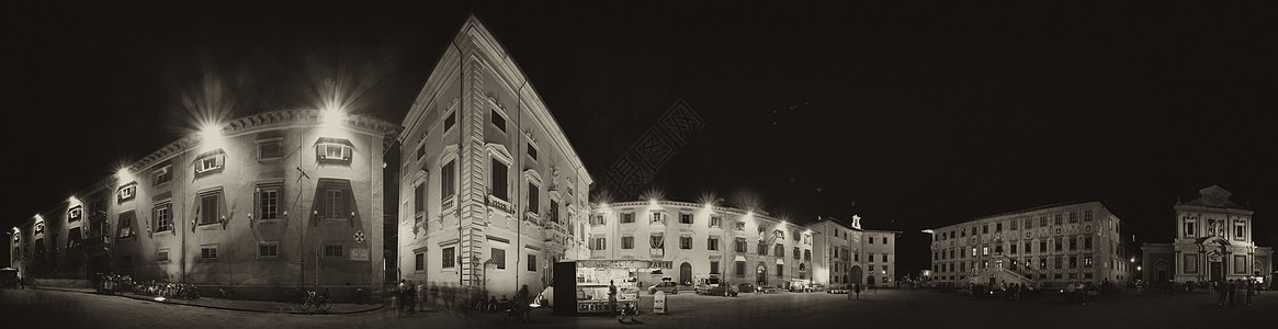 Pisa的广场全景图片