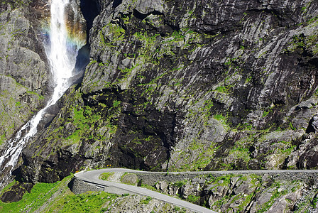 挪威的山地公路 小路 戏剧性 岩石 美丽的 溪流 簪图片