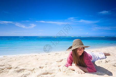 海滩上快乐的女孩 蓝色的 帽子 热带 海洋图片