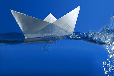 在蓝色实际水面上漂浮的纸船 海 船运 血管 自由图片