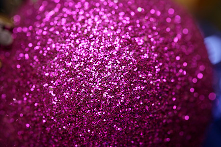 圣诞装饰 紫色闪亮球 红色背景图片