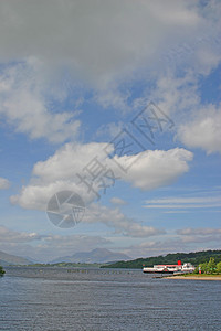 英国苏格兰Loch Lomond湖游艇 蓝色的图片
