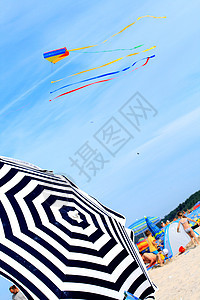 海滩上的景色 波兰 海洋 风筝 旋转 日光 假期图片
