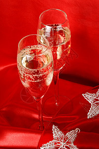 两杯香槟酒 织物 红色的 圣诞节 假期背景图片