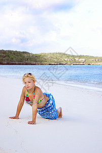 海滩上的女孩 漂亮的 夏天 女性 太阳镜 海岸图片
