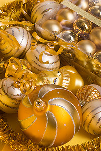 圣诞球 黄色的 华丽的 花边 假期 装饰品背景图片