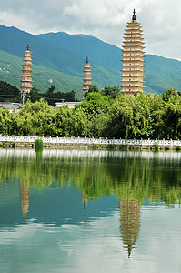 著名的三座塔的地标 老的 建造 山 水 反射 宝塔背景图片