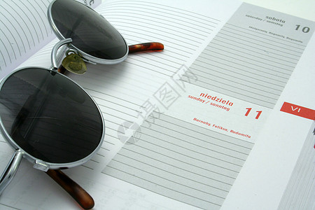 日历上的眼镜背景图片