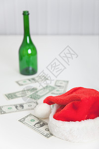白桌酒 圣诞帽和钱图片