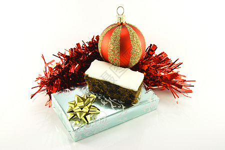 圣诞蛋糕 配礼物 包子和蒂塞尔 红色的 季节性的 水果图片