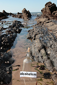 酒精酗酒 岩石 海 喝 浪潮 生活 瓶中信 海滩图片