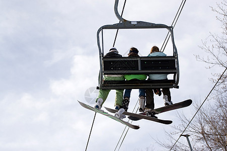 单板滑雪缆车图片