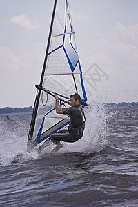 Windsurfer在玩诡计图片