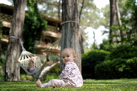 坐在草地上的小婴儿图片