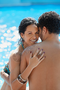 年轻夫妇在度假渡假时度蜜月 比基尼 夫妻 拉丁裔 热情图片