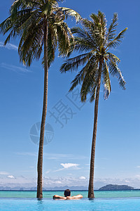 游泳池里的男人 户外 棕榈树 椰子树 泰国 海 岛图片